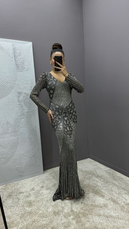 Graues Abendkleid mit V-Ausschnitt und speziell besticktem Design