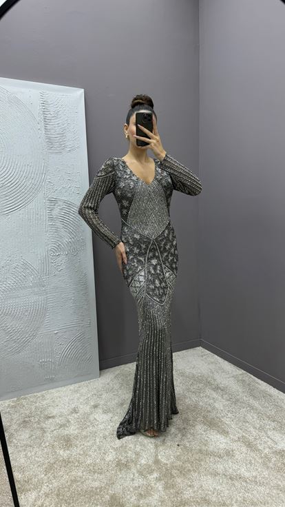 Graues Abendkleid mit V-Ausschnitt und speziell besticktem Design
