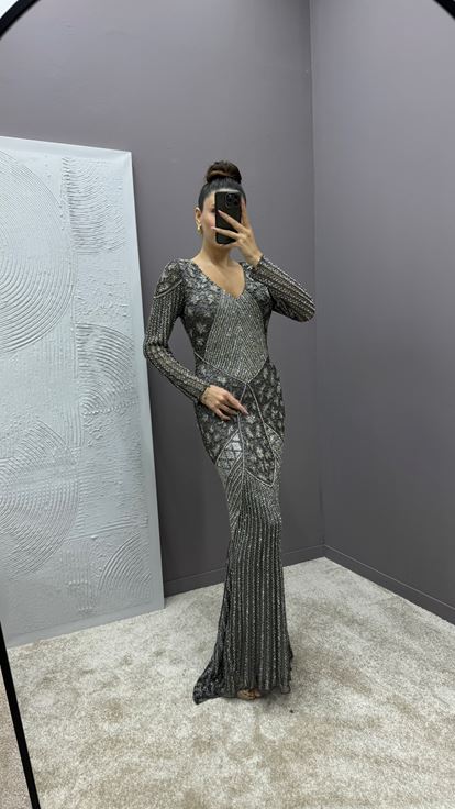 Graues Abendkleid mit V-Ausschnitt und speziell besticktem Design