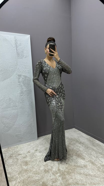 Graues Abendkleid mit V-Ausschnitt und speziell besticktem Design