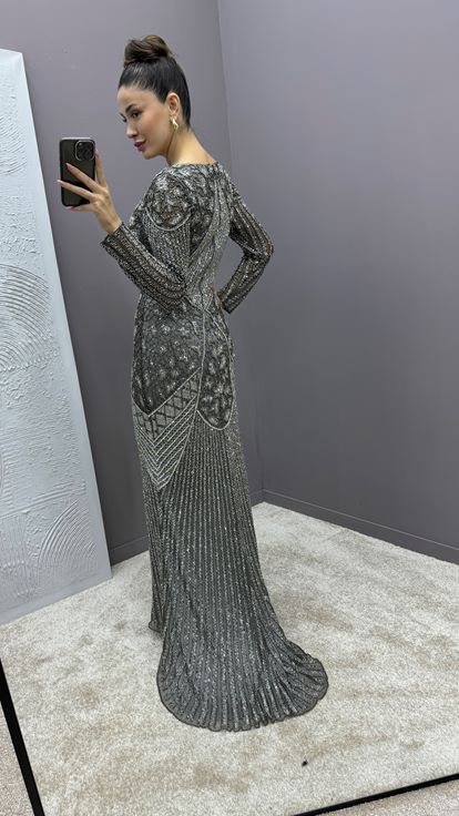 Graues Abendkleid mit V-Ausschnitt und speziell besticktem Design