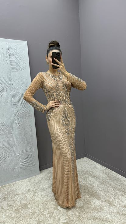 فستان سهرة مصمم بتطريز خاص باللون الوردي الفاتح