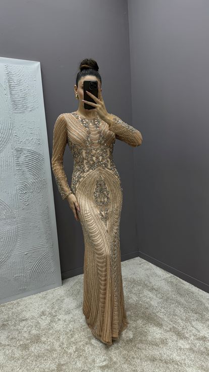 فستان سهرة مصمم بتطريز خاص باللون الوردي الفاتح