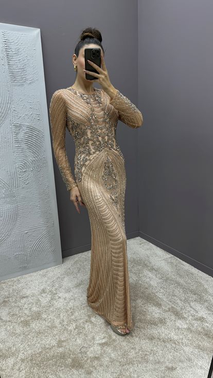 فستان سهرة مصمم بتطريز خاص باللون الوردي الفاتح