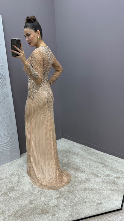 فستان سهرة مصمم بتطريز خاص باللون الوردي الفاتح