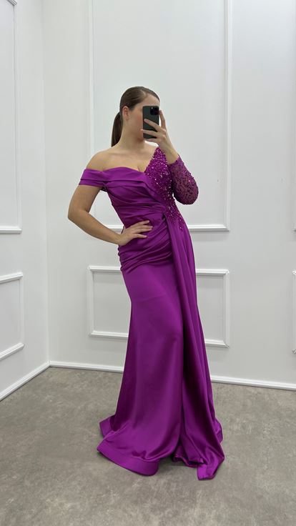 Fuşya Tek Kol Asimetrik Detay İşlemeli Tasarım Saten Büyük Beden Abiye Elbise