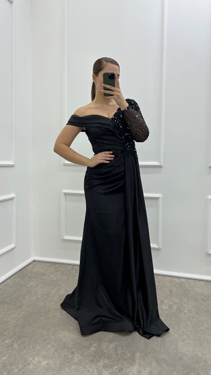 Dettaglio Asimmetrico A Braccio Singolo Nero Design Ricamato İn Raso Vestito Da Sera Di Grande Dimensione