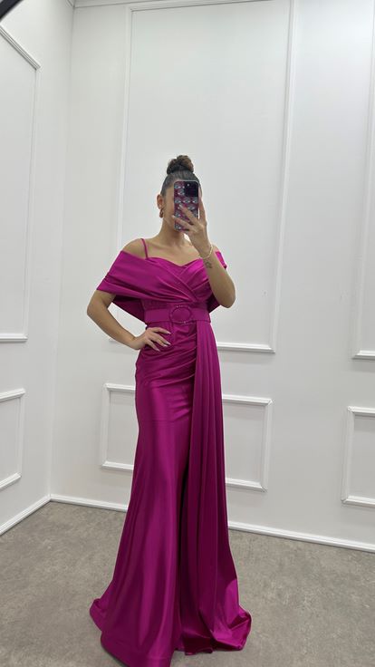 فستان سهرة من الساتان بتصميم أنيق، بلون الفوشيا، بياقة ملفوفة وحزام 