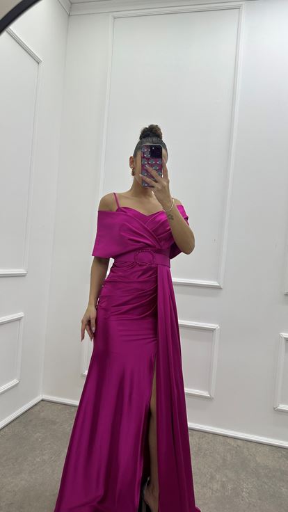 فستان سهرة من الساتان بتصميم أنيق، بلون الفوشيا، بياقة ملفوفة وحزام 
