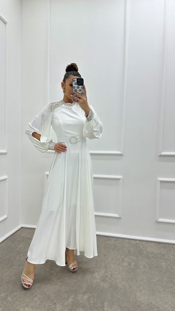 Beyaz Kol Detay İşlemeli Tasarım Elbise