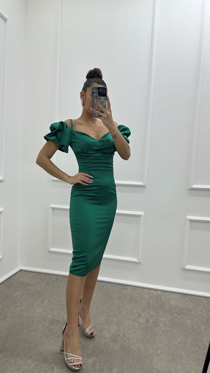 Vestido lápiz con diseño de detalle de manga drapeada verde esmeralda