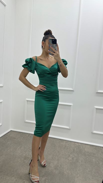 Vestido lápiz con diseño de detalle de manga drapeada verde esmeralda