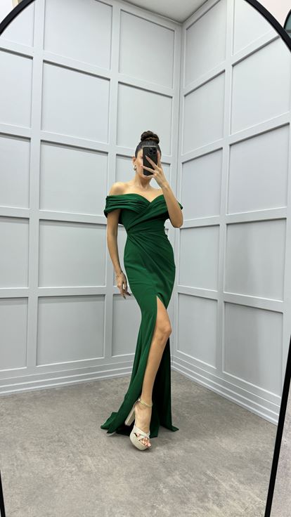 Abito da sera blu smeraldo con scollo a V e dettaglio incrociato 