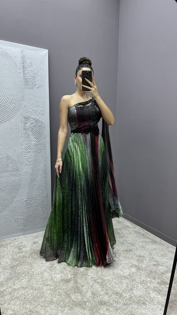 Grünes Abendkleid mit One-Shoulder-Ärmeln und plissiertem Design