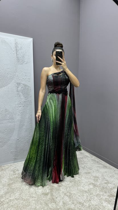 فستان سهرة أخضر بتصميم مطوي وأكمام بكتف واحد