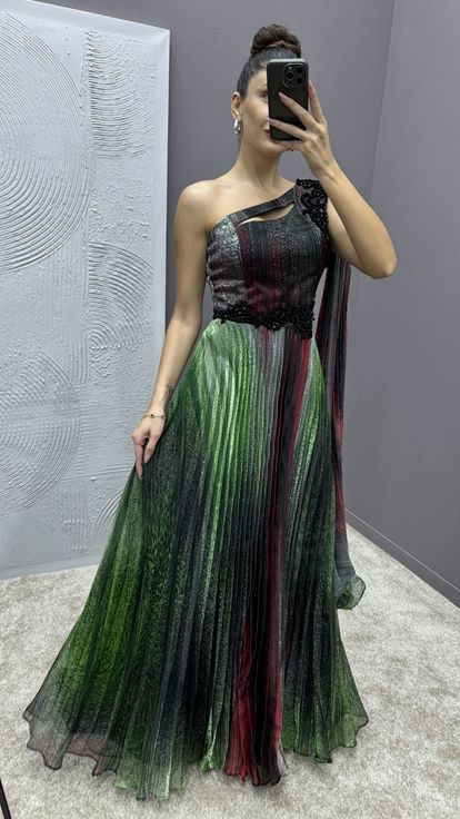 فستان سهرة أخضر بتصميم مطوي وأكمام بكتف واحد