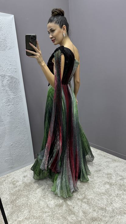 فستان سهرة أخضر بتصميم مطوي وأكمام بكتف واحد