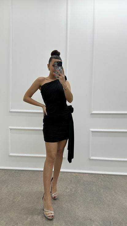 Vestido negro con diseño de un hombro con cordón