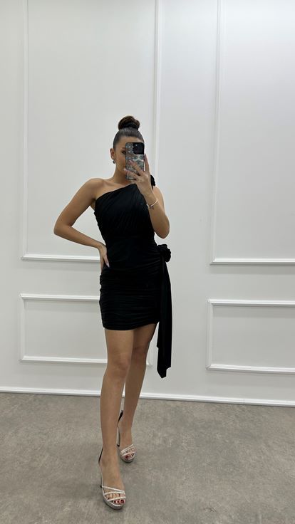 Vestido negro con diseño de un hombro con cordón