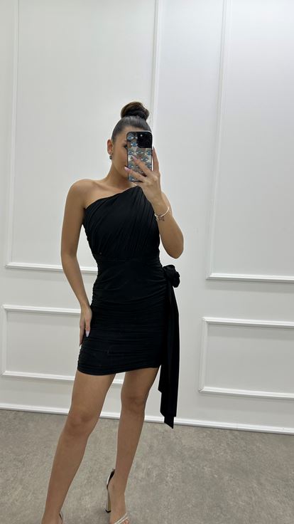 Vestido negro con diseño de un hombro con cordón