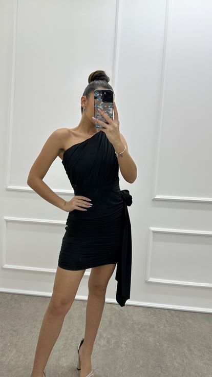 Vestido negro con diseño de un hombro con cordón