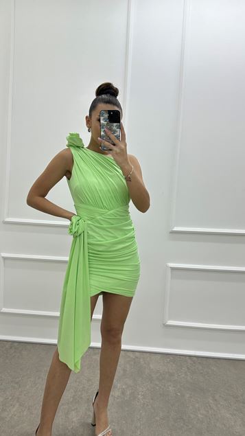 Grünes One-Shoulder-Kleid mit gerafftem Detaildesign