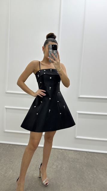 Schwarzes Kleid mit U-Boot-Ausschnitt und Steindesign mit Seilträgern