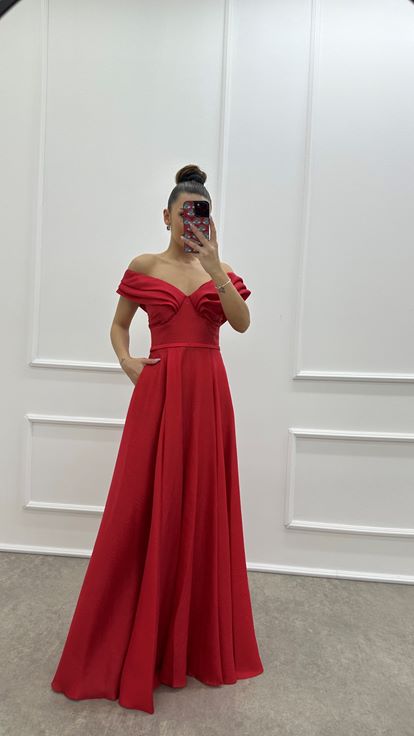 Robe de soirée rouge de conception de détail de poitrine