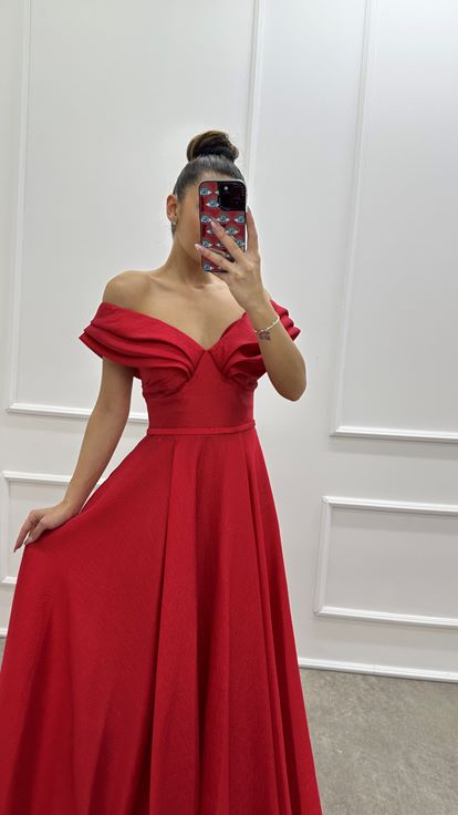 Robe de soirée rouge de conception de détail de poitrine