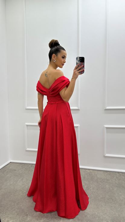 Robe de soirée rouge de conception de détail de poitrine