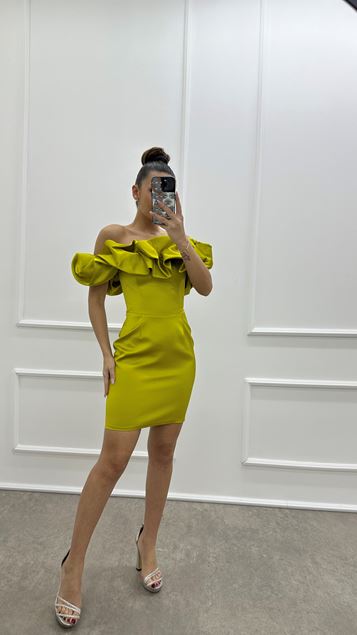 Vestido amarillo sin tirantes con busto con volantes