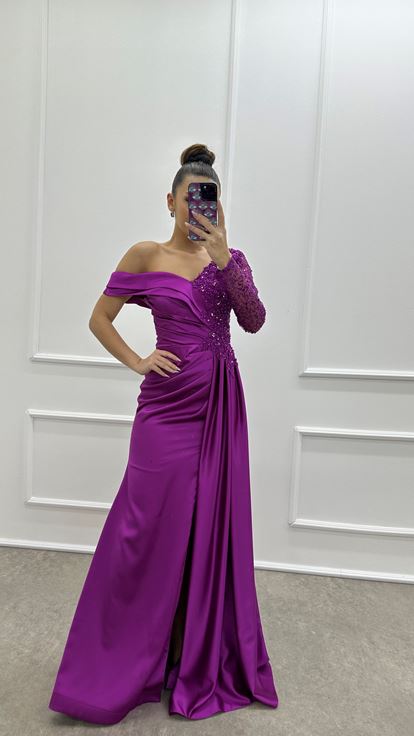 Vestido de noche de satén fucsia con una sola manga  diseño asimétrico y bordado 