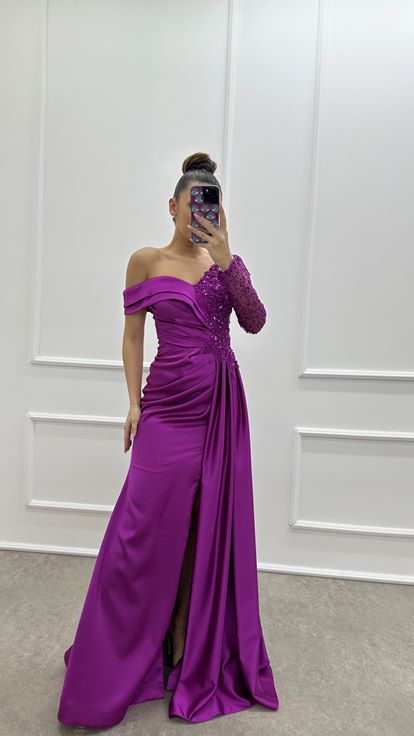 Vestido de noche de satén fucsia con una sola manga  diseño asimétrico y bordado 