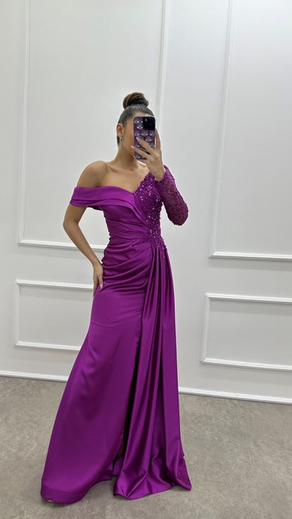 Vestido de noche de satén fucsia con una sola manga  diseño asimétrico y bordado 