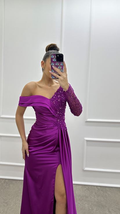 Vestido de noche de satén fucsia con una sola manga  diseño asimétrico y bordado 