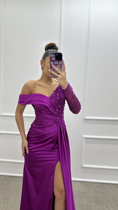 Vestido de noche de satén fucsia con una sola manga  diseño asimétrico y bordado 