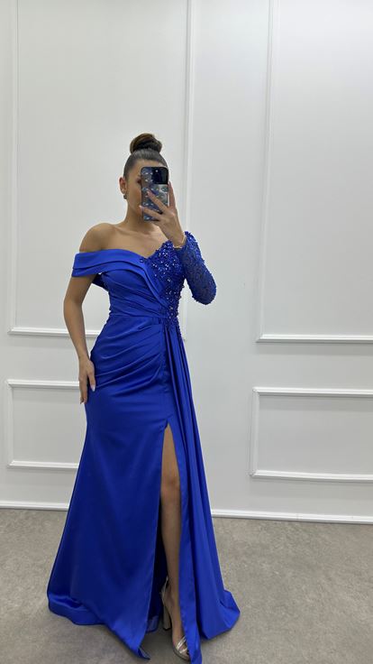 Abito da sera Saks in raso con manica singola  dettaglio asimmetrico e ricami 