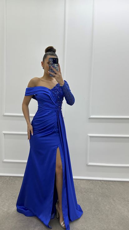 Abito da sera Saks in raso con manica singola  dettaglio asimmetrico e ricami 