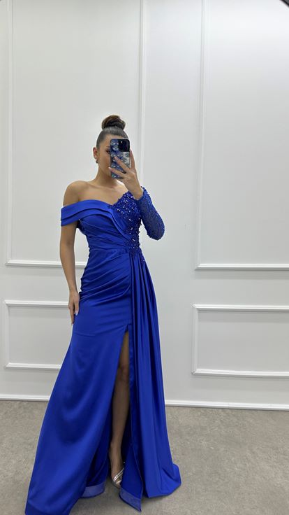 Abito da sera Saks in raso con manica singola  dettaglio asimmetrico e ricami 