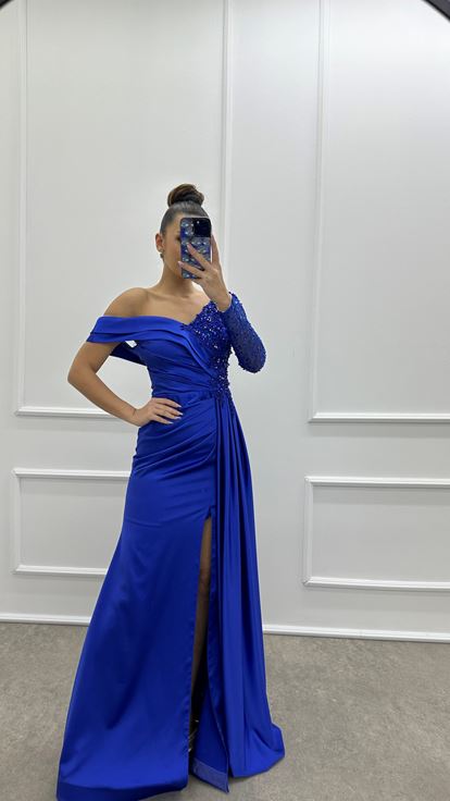 Abito da sera Saks in raso con manica singola  dettaglio asimmetrico e ricami 