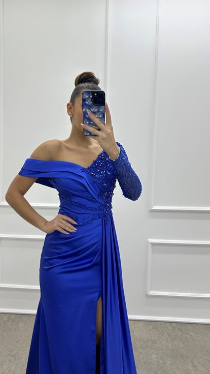 Abito da sera Saks in raso con manica singola  dettaglio asimmetrico e ricami 