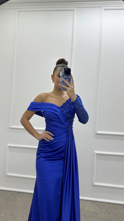 Abito da sera Saks in raso con manica singola  dettaglio asimmetrico e ricami 