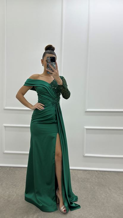 Robe de soirée en satin vert émeraude à une manche asymétrique et broderies  ornée d'un motif brodé 