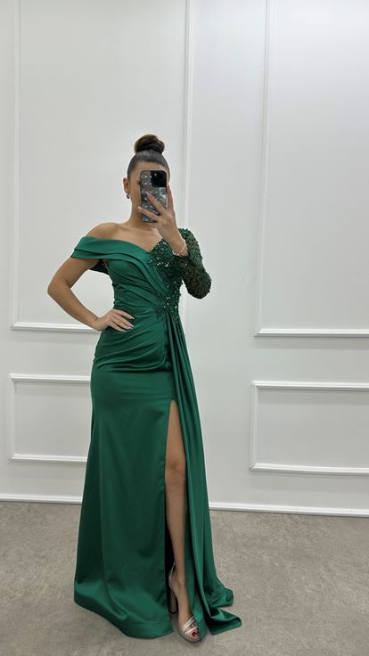 Robe de soirée en satin vert émeraude à une manche asymétrique et broderies  ornée d'un motif brodé 