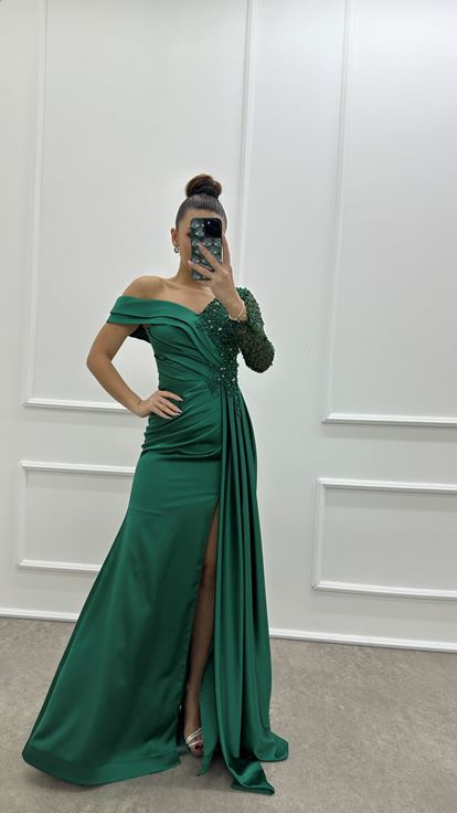 Robe de soirée en satin vert émeraude à une manche asymétrique et broderies  ornée d'un motif brodé 