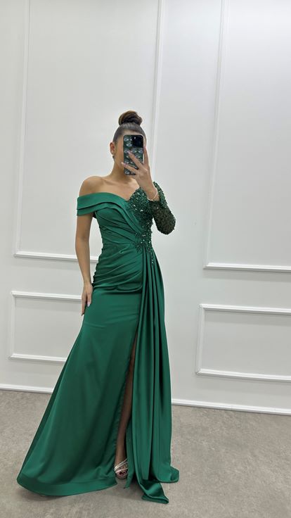 Robe de soirée en satin vert émeraude à une manche asymétrique et broderies  ornée d'un motif brodé 