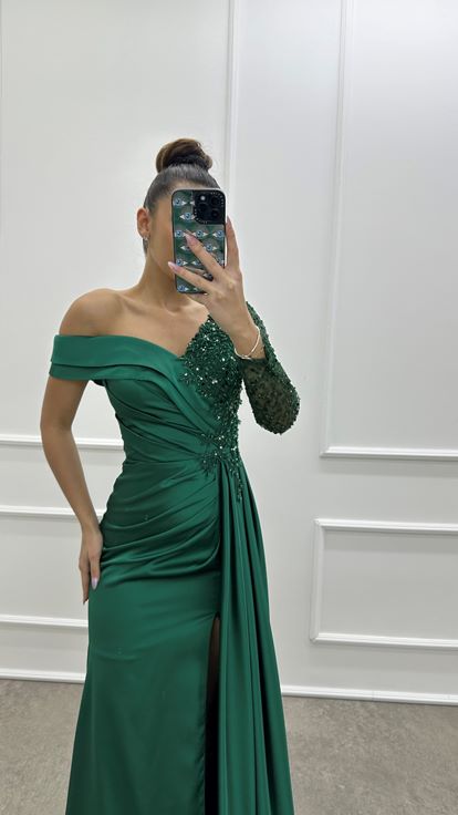 Robe de soirée en satin vert émeraude à une manche asymétrique et broderies  ornée d'un motif brodé 