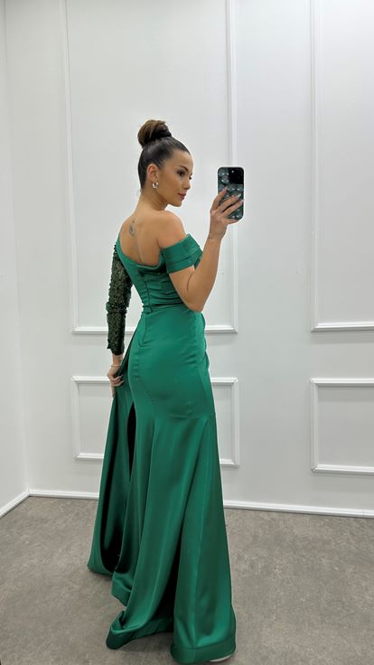 Robe de soirée en satin vert émeraude à une manche asymétrique et broderies  ornée d'un motif brodé 