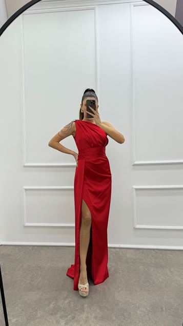Kırmızı Omuzu Zincir Detay Drapeli Tasarım Saten Abiye Elbise