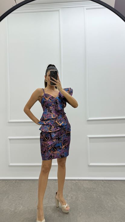 فستان بتصميم مكشكش بتفاصيل شفافة باللون الفوشيا